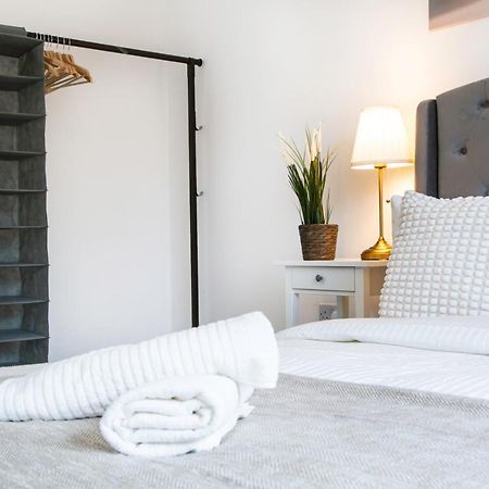 Vila Cozy Townhouse In The Heart Of Greater Manchester Exteriér fotografie