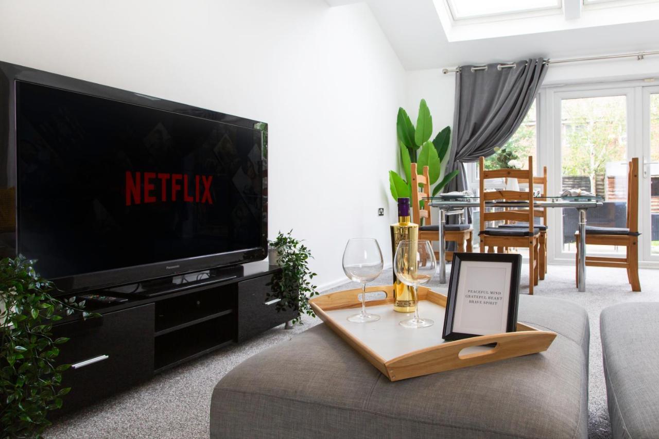 Vila Cozy Townhouse In The Heart Of Greater Manchester Exteriér fotografie
