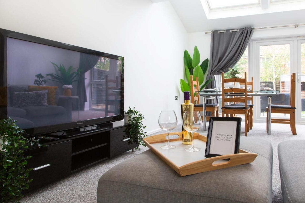 Vila Cozy Townhouse In The Heart Of Greater Manchester Exteriér fotografie
